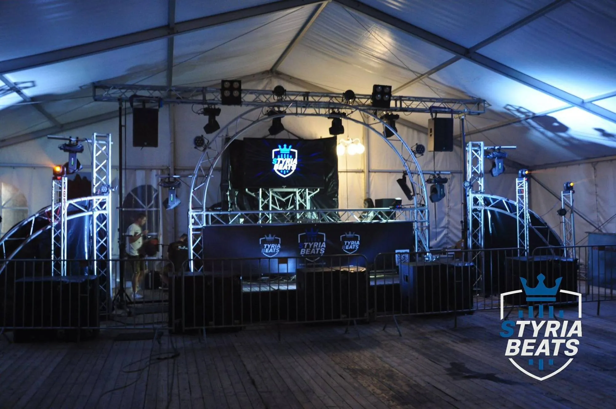 Bühnenaufbau von StyriaBeats in einem Festzelt: Truss-Bögen, Moving Heads, Lautsprecher, DJ-Pult und LED-Wall mit StyriaBeats-Logo